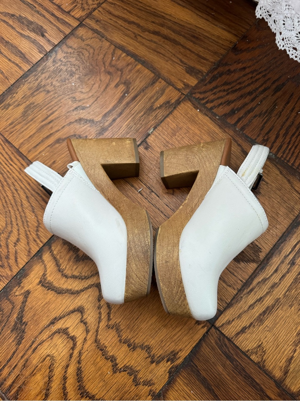 Universal Thread White Slingback Platform Clogs with Tan Wood-Look Heel, size 5 - Picture 3 of 10